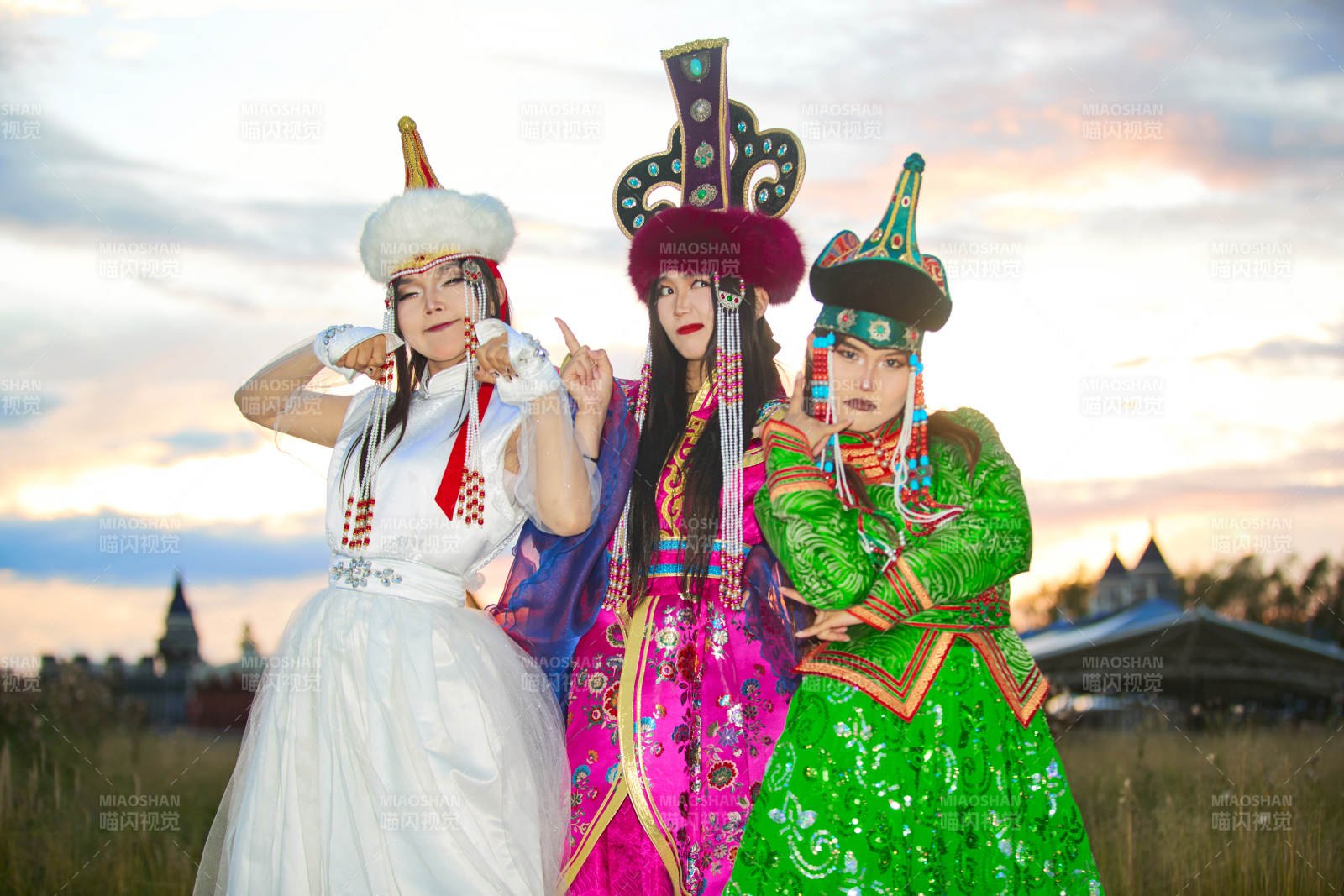 身穿蒙古族部落傳統(tǒng)服飾的三位蒙古族姑娘