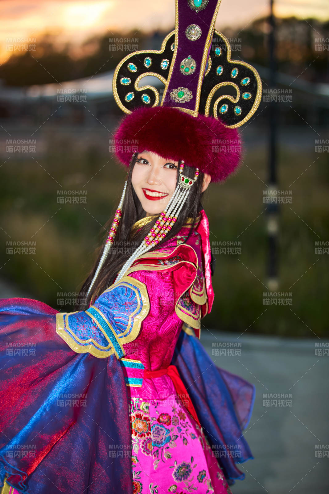 身穿蒙古族部落華麗傳統服飾的蒙族姑娘