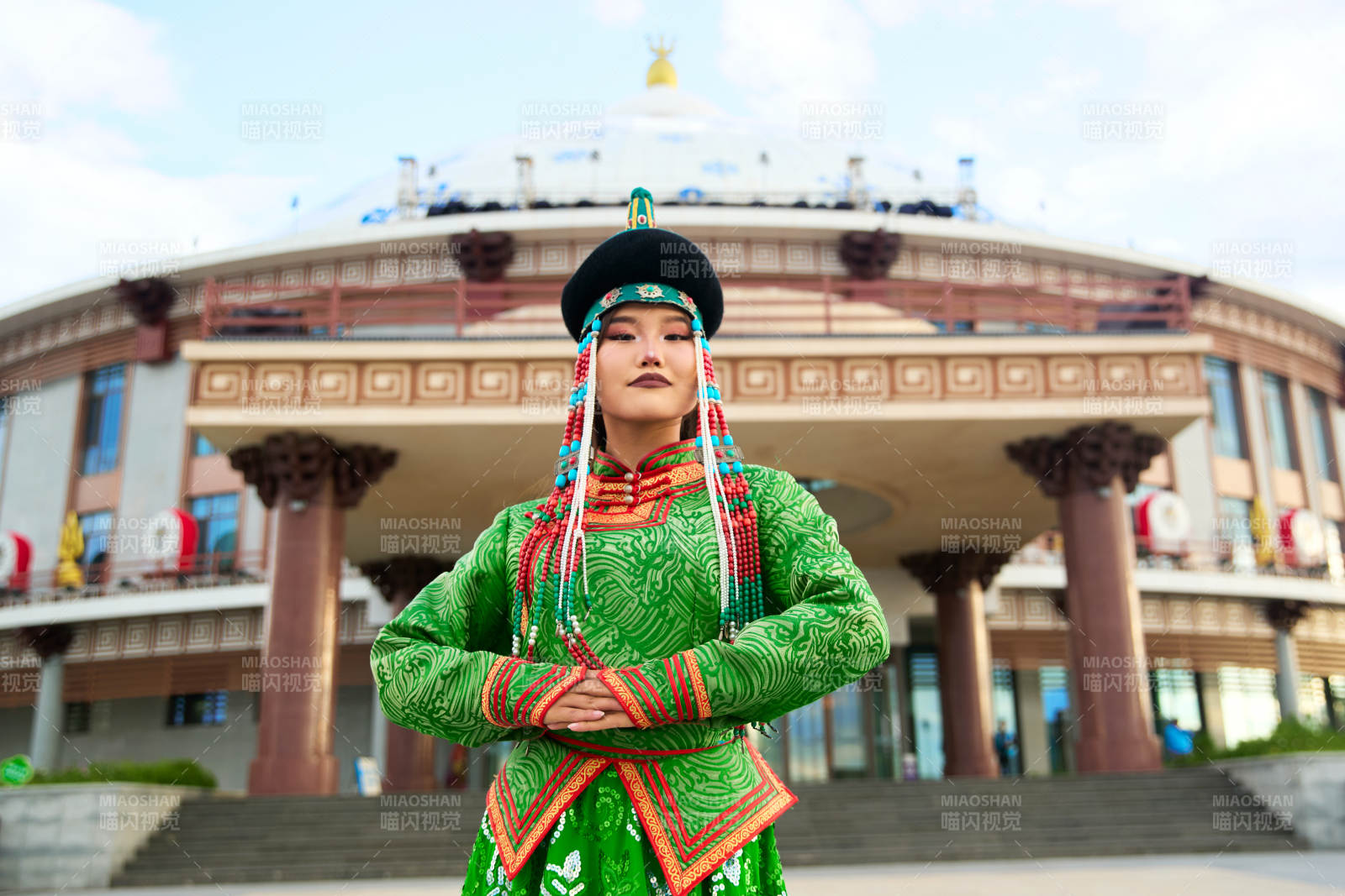 身穿蒙古族巴尔虎部落传统服饰的蒙族姑娘