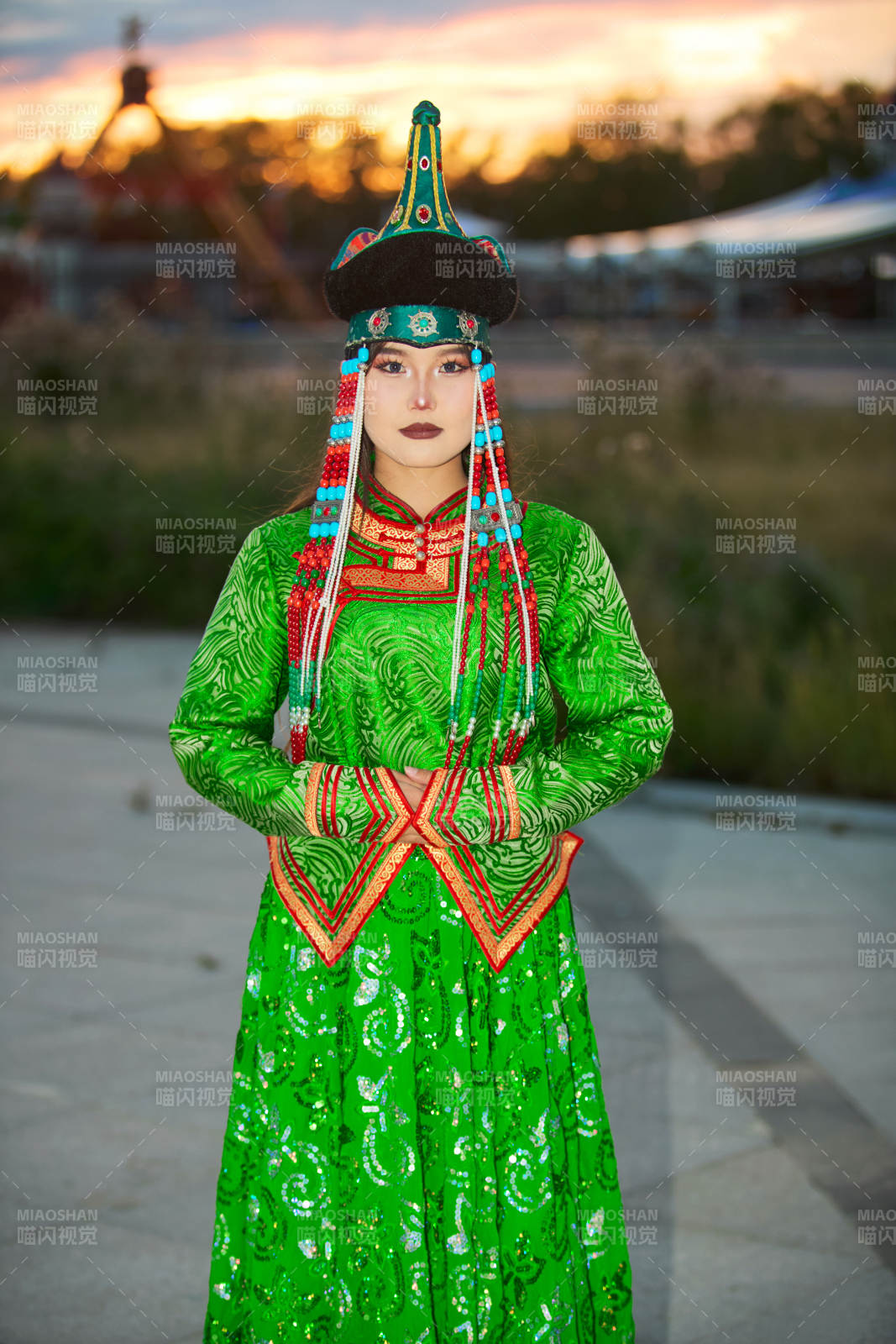 身穿蒙古族部落華麗傳統服飾的蒙族姑娘