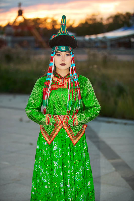 身穿蒙古族部落华丽传统服饰的蒙族姑娘