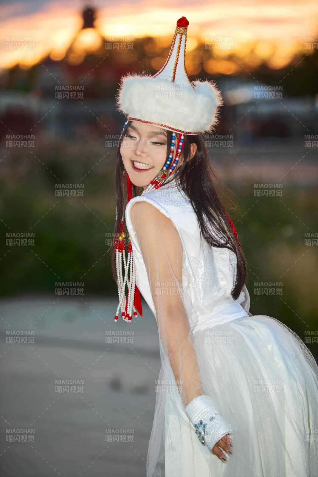 身穿蒙古族部落華麗傳統服飾的蒙族姑娘