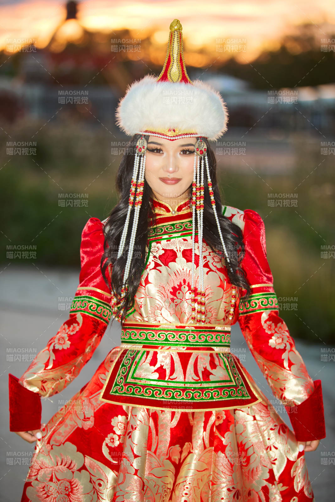 身穿蒙古族部落华丽传统服饰的蒙族姑娘