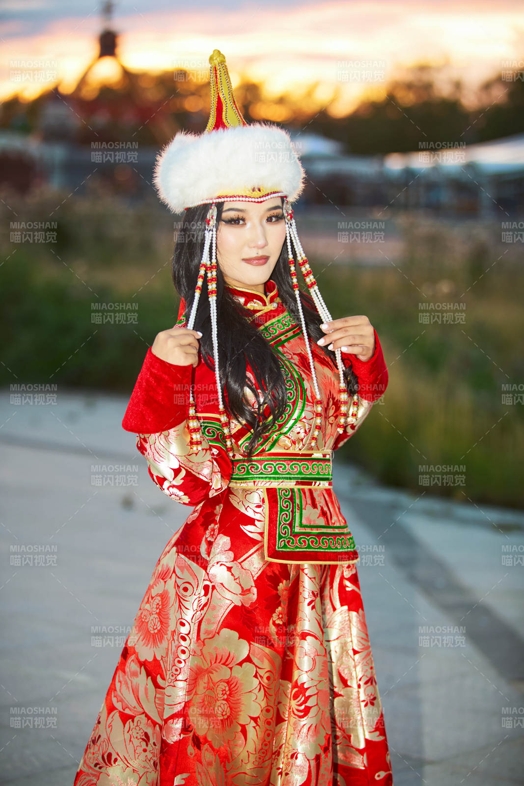 身穿蒙古族部落华丽传统服饰的蒙族姑娘