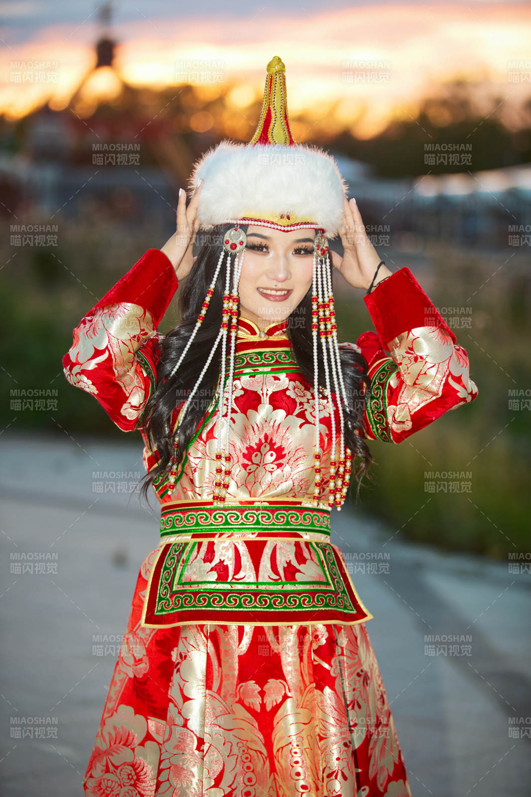 身穿蒙古族部落华丽传统服饰的蒙族姑娘