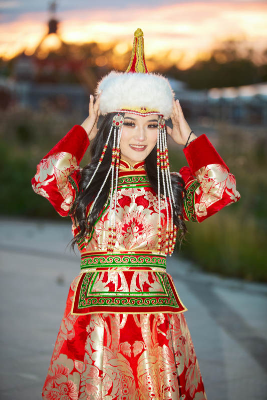 身穿蒙古族部落华丽传统服饰的蒙族姑娘