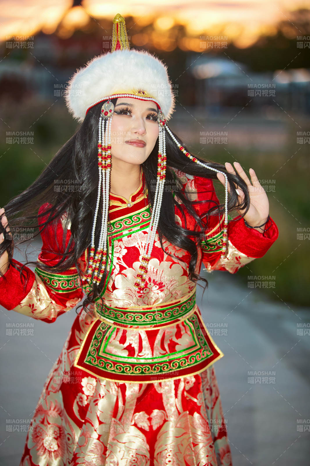 身穿蒙古族部落華麗傳統服飾的蒙族姑娘