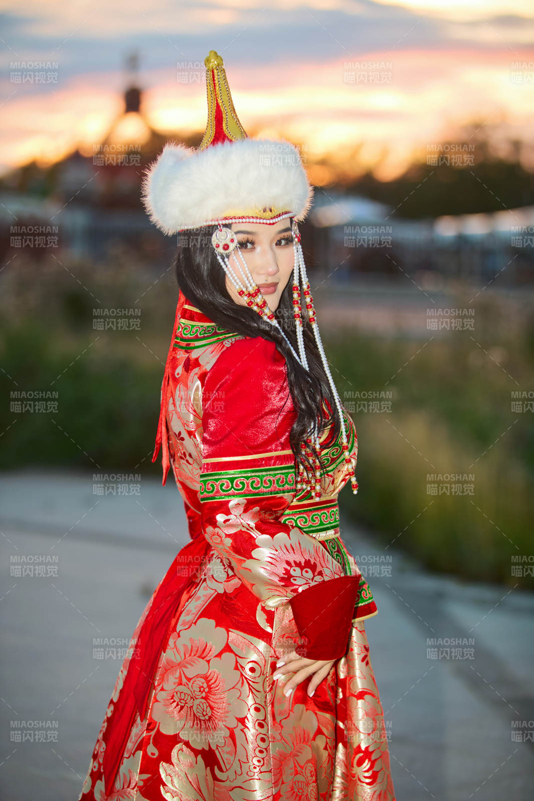 身穿蒙古族部落華麗傳統服飾的蒙族姑娘