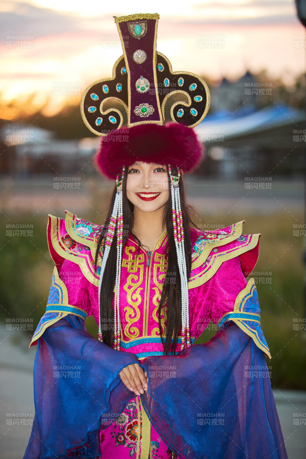 身穿蒙古族部落华丽传统服饰的蒙族姑娘