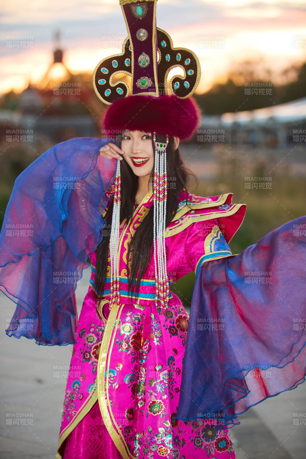 身穿蒙古族部落华丽传统服饰的蒙族姑娘