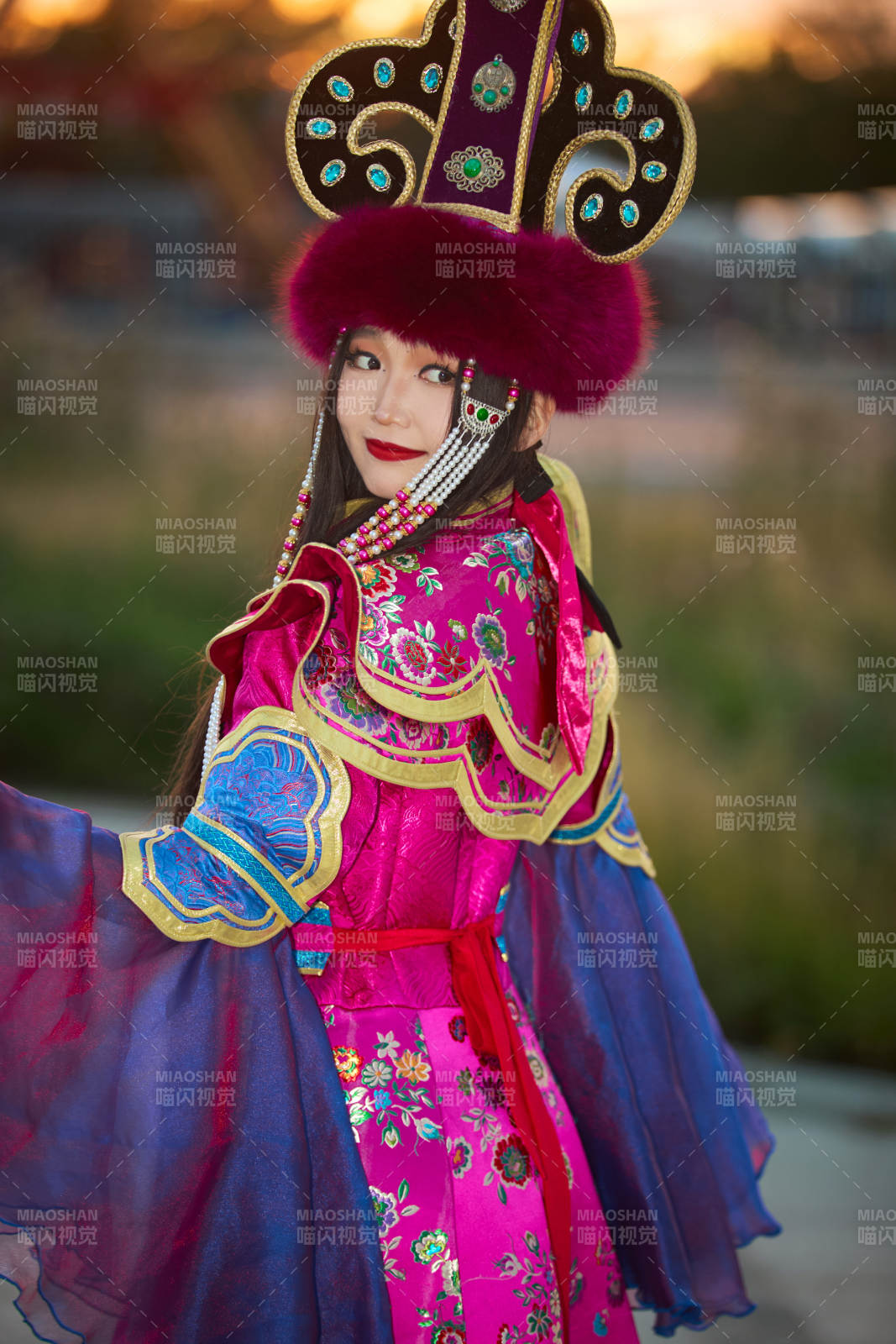 身穿蒙古族部落华丽传统服饰的蒙族姑娘