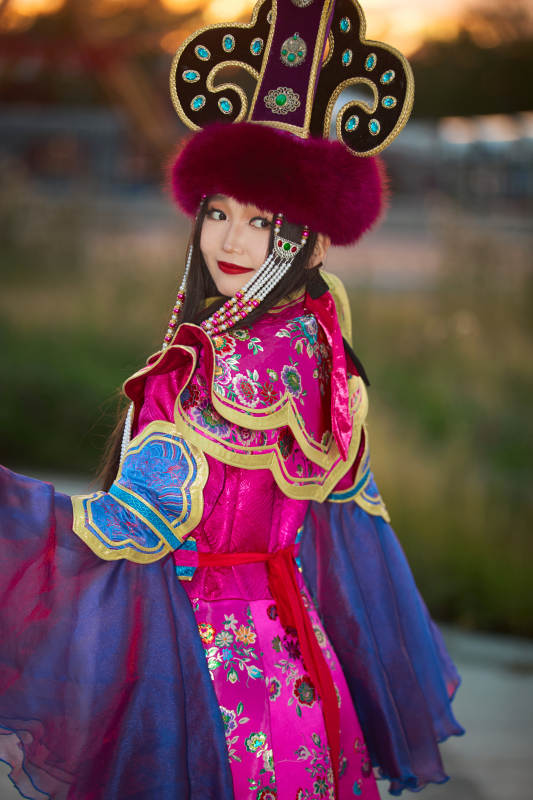 身穿蒙古族部落华丽传统服饰的蒙族姑娘