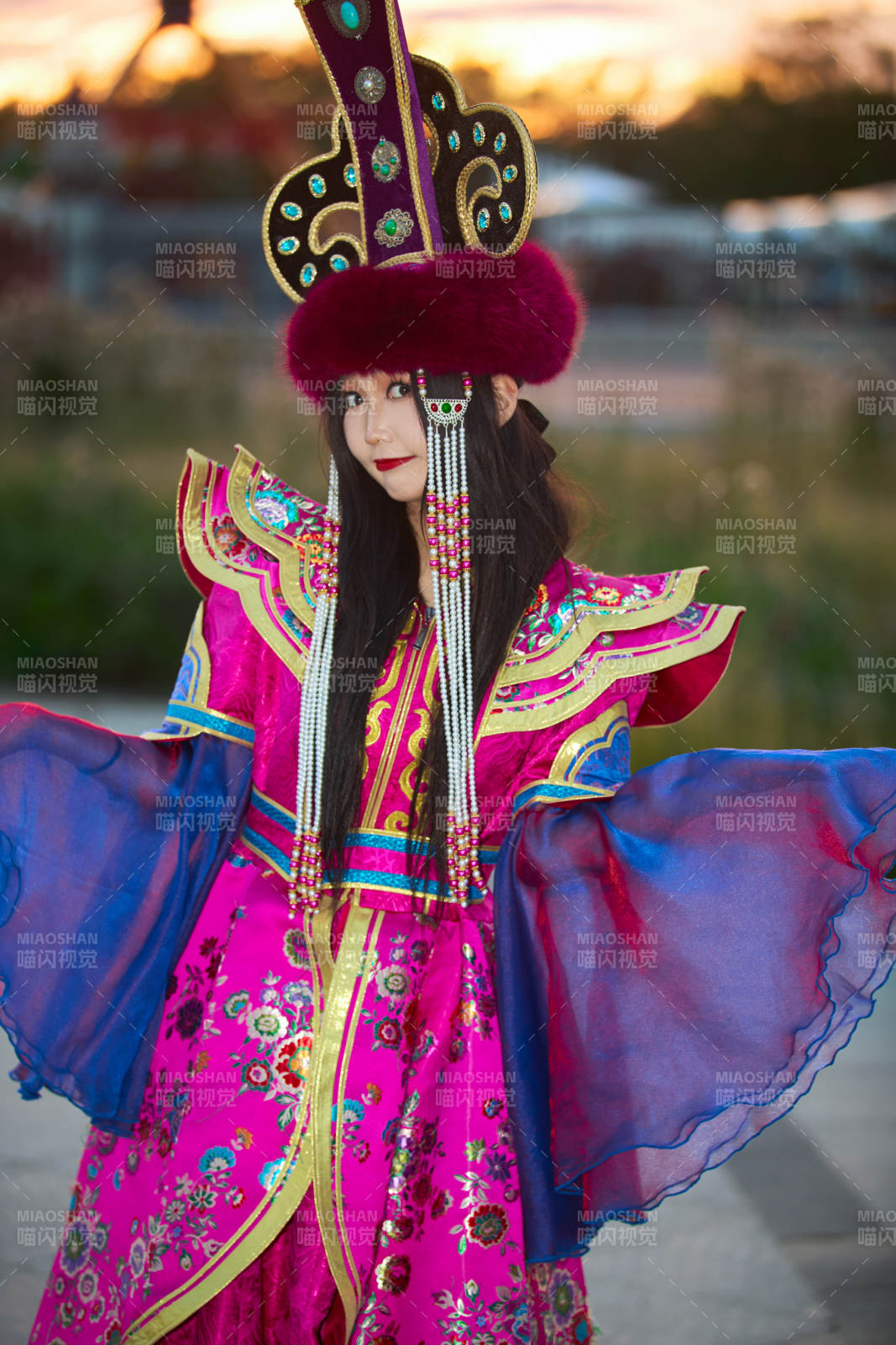 身穿蒙古族部落华丽传统服饰的蒙族姑娘