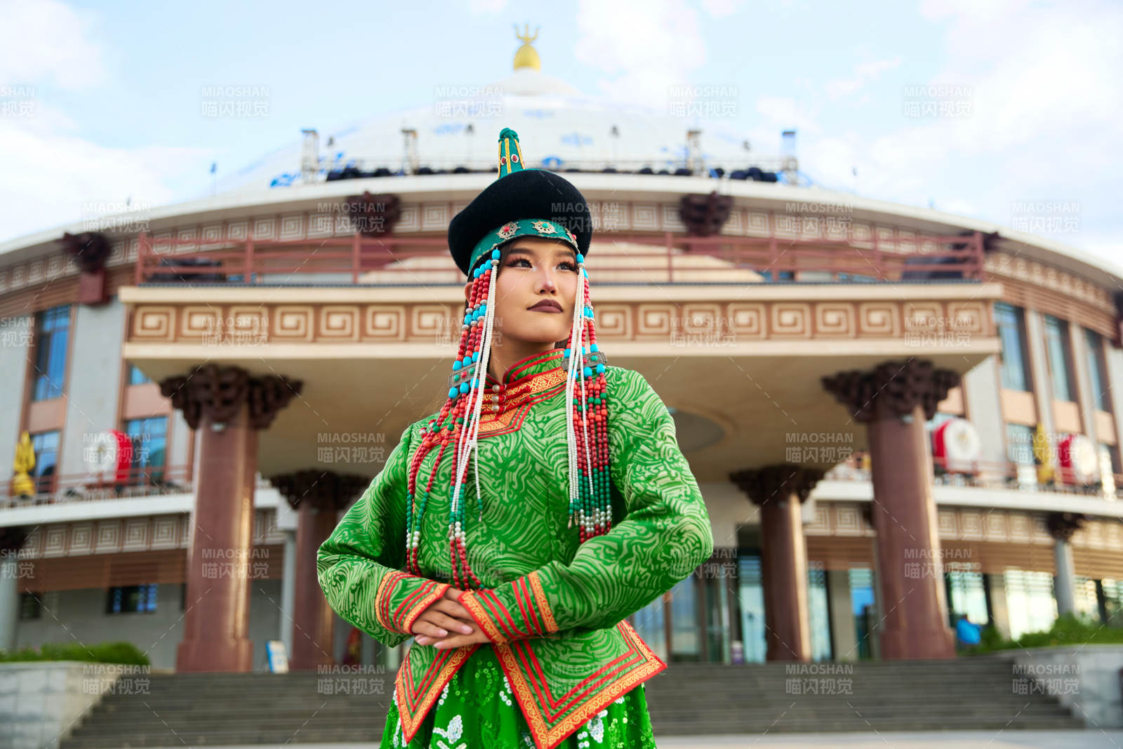 身穿蒙古族巴爾虎部落傳統(tǒng)服飾的蒙族姑娘