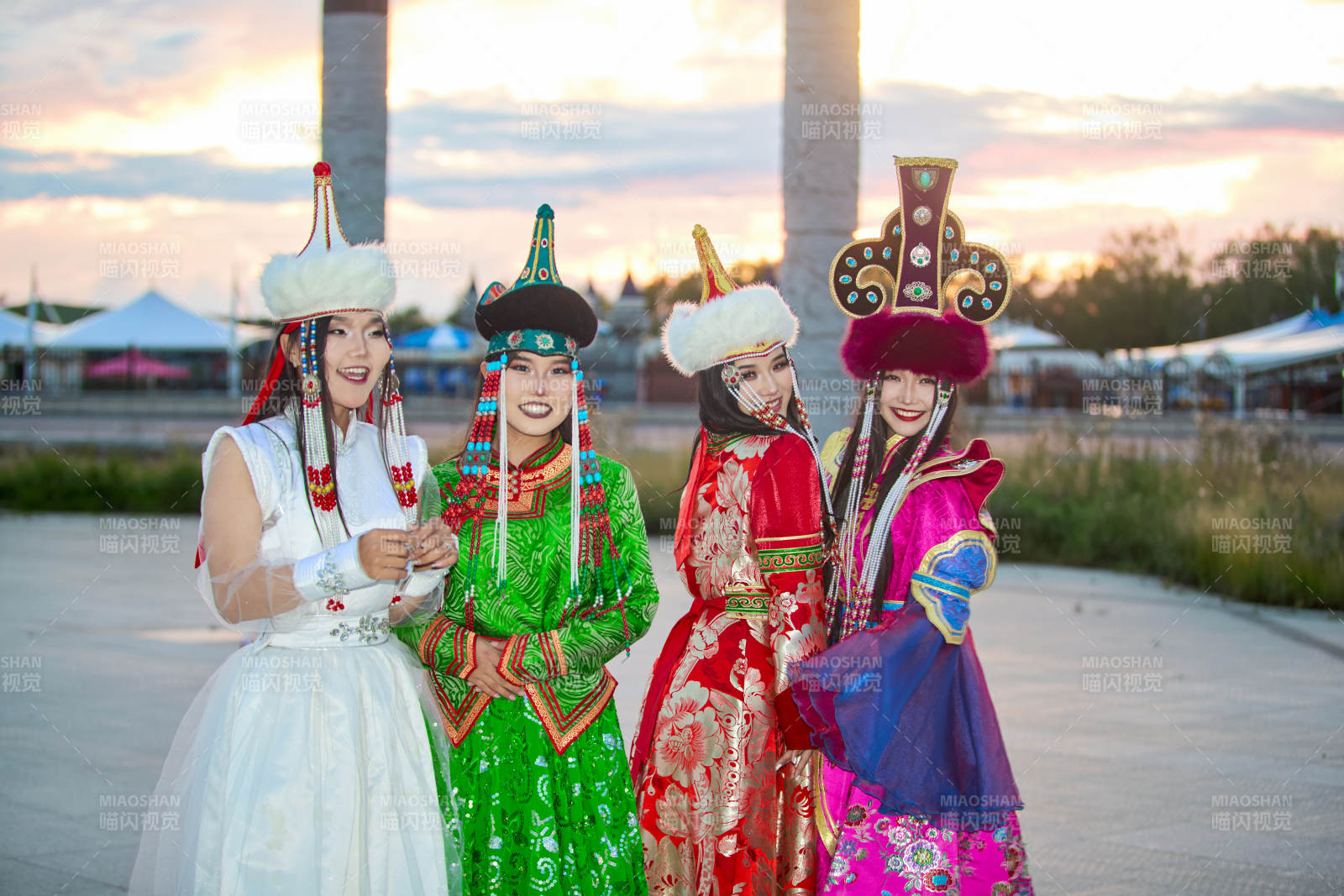 身穿蒙古族部落傳統(tǒng)服飾的三位蒙古族姑娘