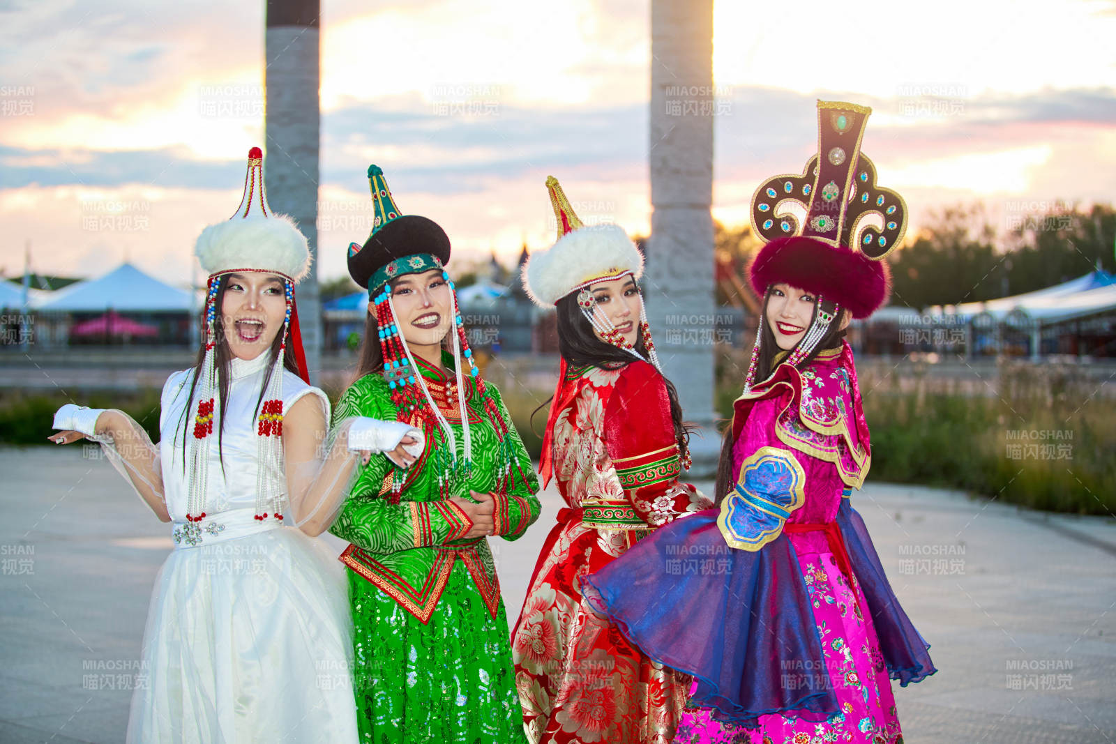 身穿蒙古族部落傳統服飾的三位蒙古族姑娘