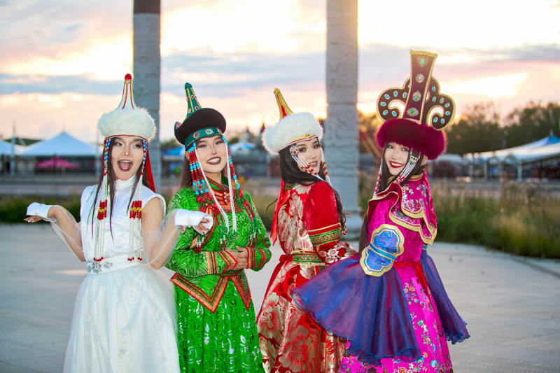 身穿蒙古族部落传统服饰的三位蒙古族姑娘