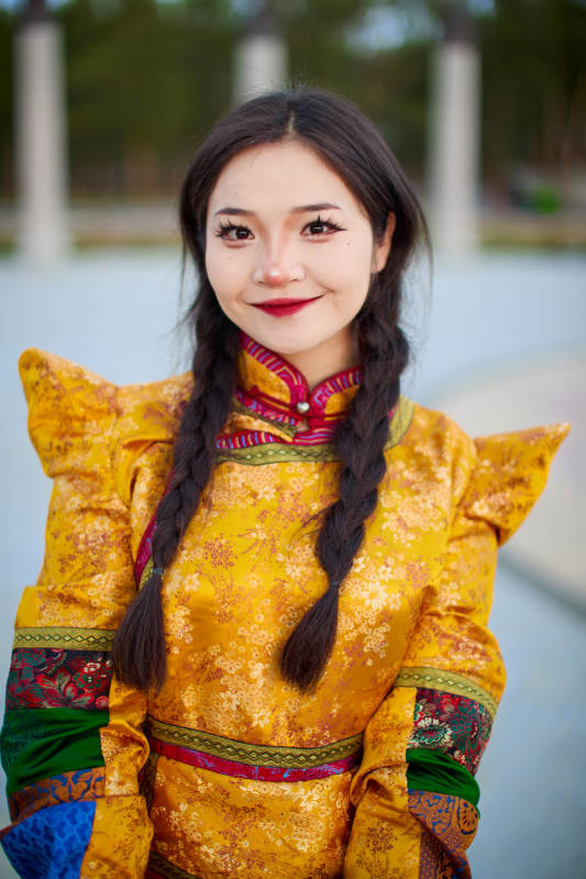 身穿蒙古族部落华丽传统服饰的蒙族姑娘