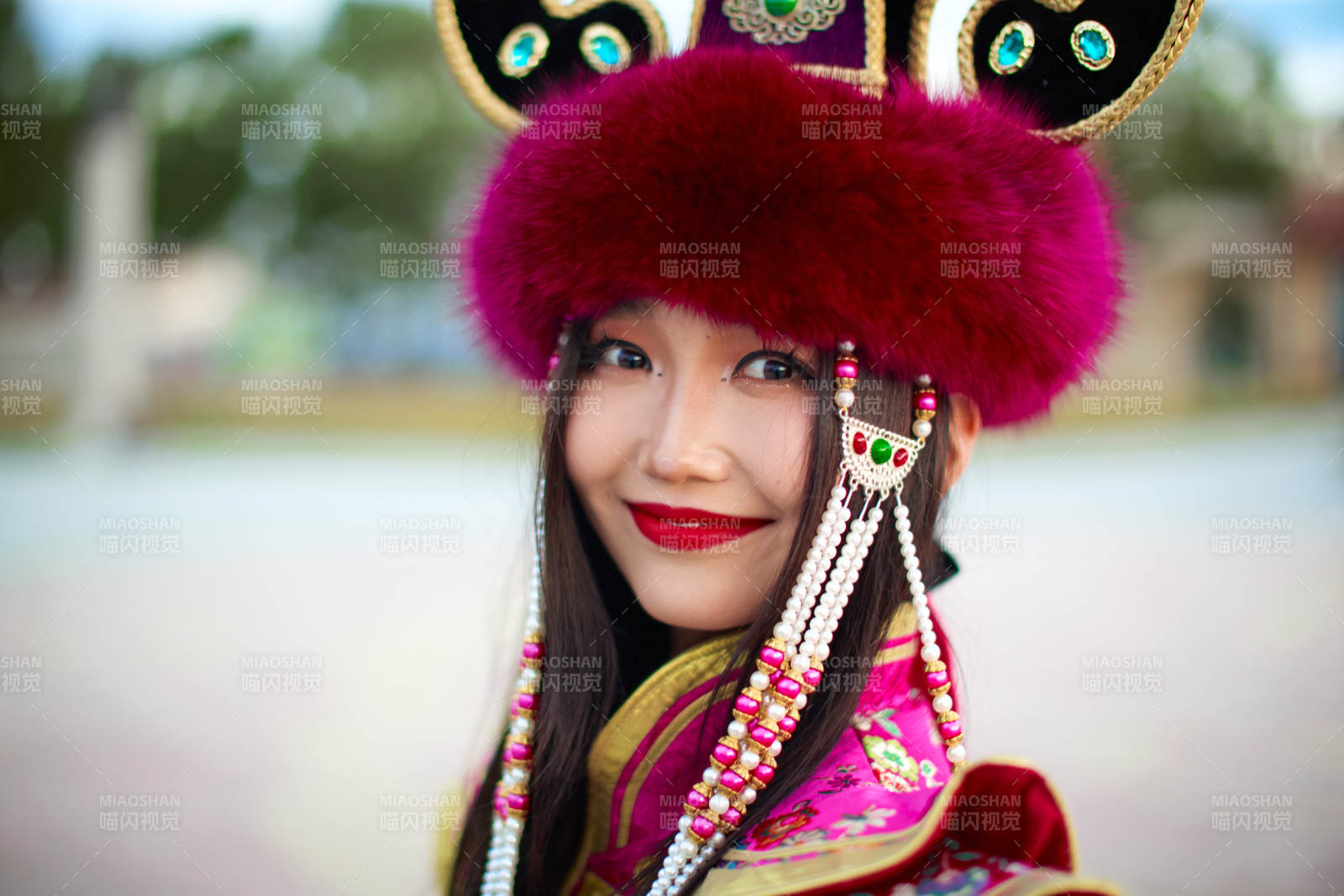 身穿蒙古族部落華麗傳統服飾的蒙族姑娘