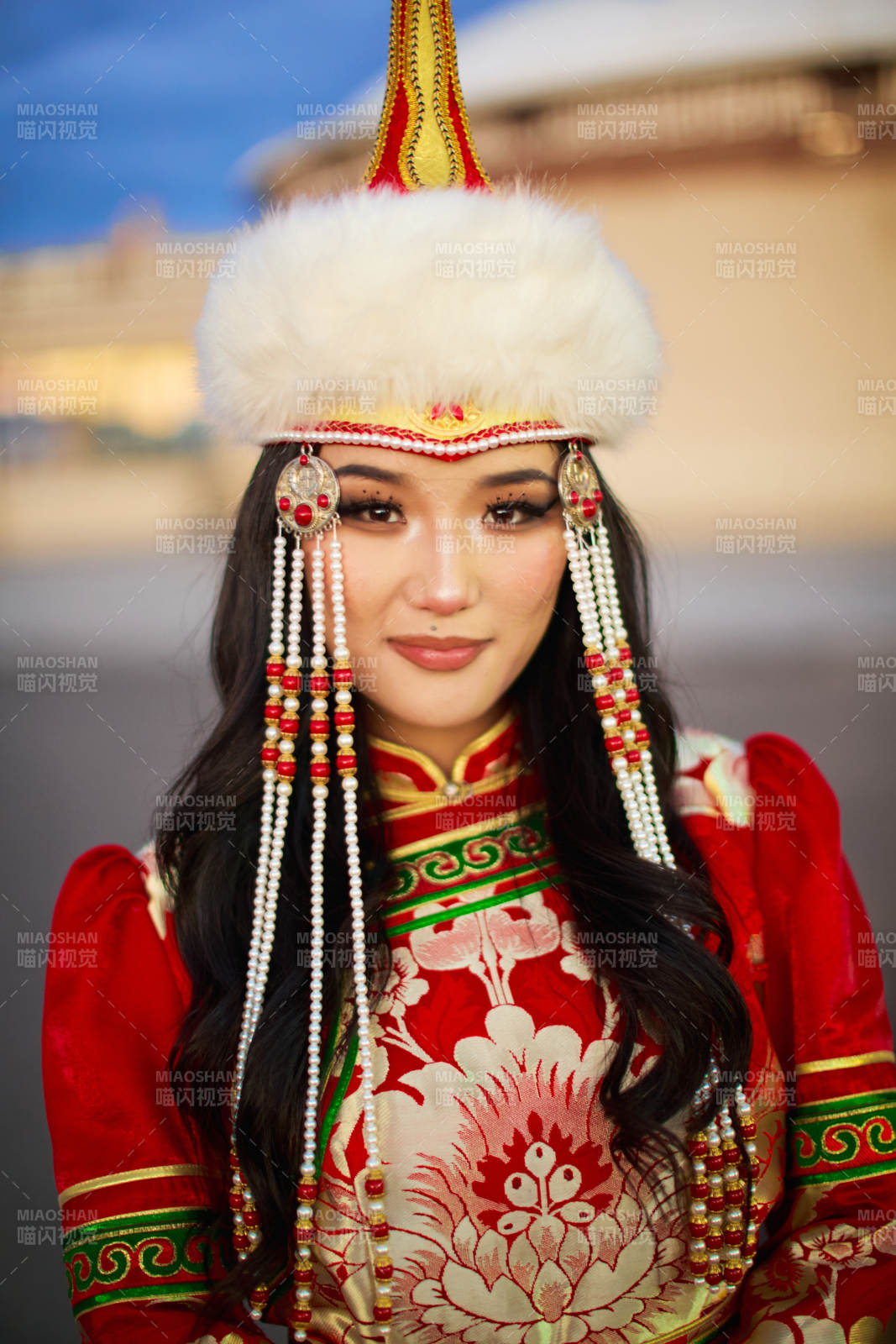 身穿蒙古族部落華麗傳統服飾的蒙族姑娘