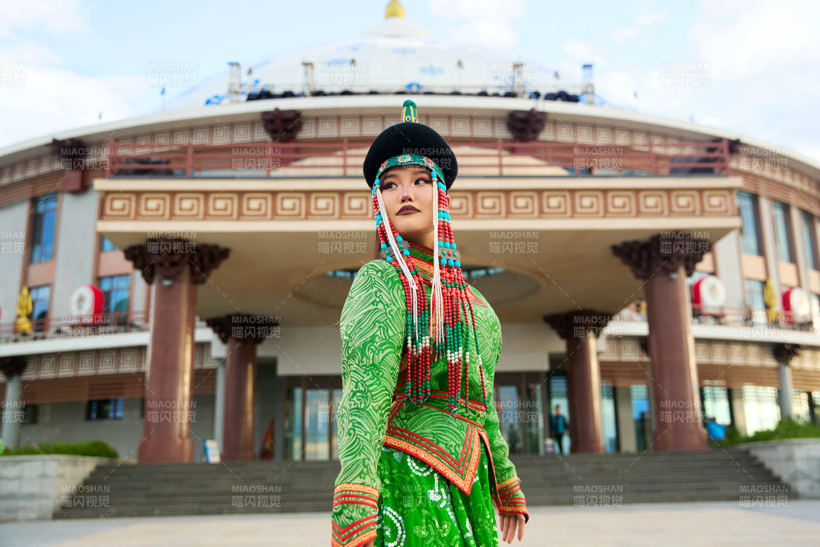 身穿蒙古族巴爾虎部落傳統(tǒng)服飾的蒙族姑娘
