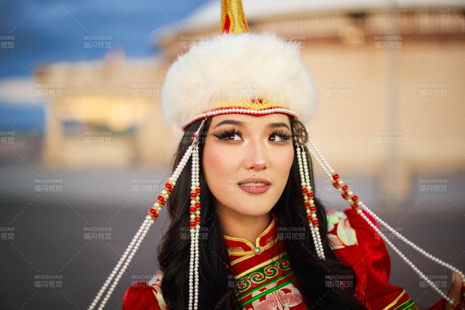 身穿蒙古族部落華麗傳統服飾的蒙族姑娘