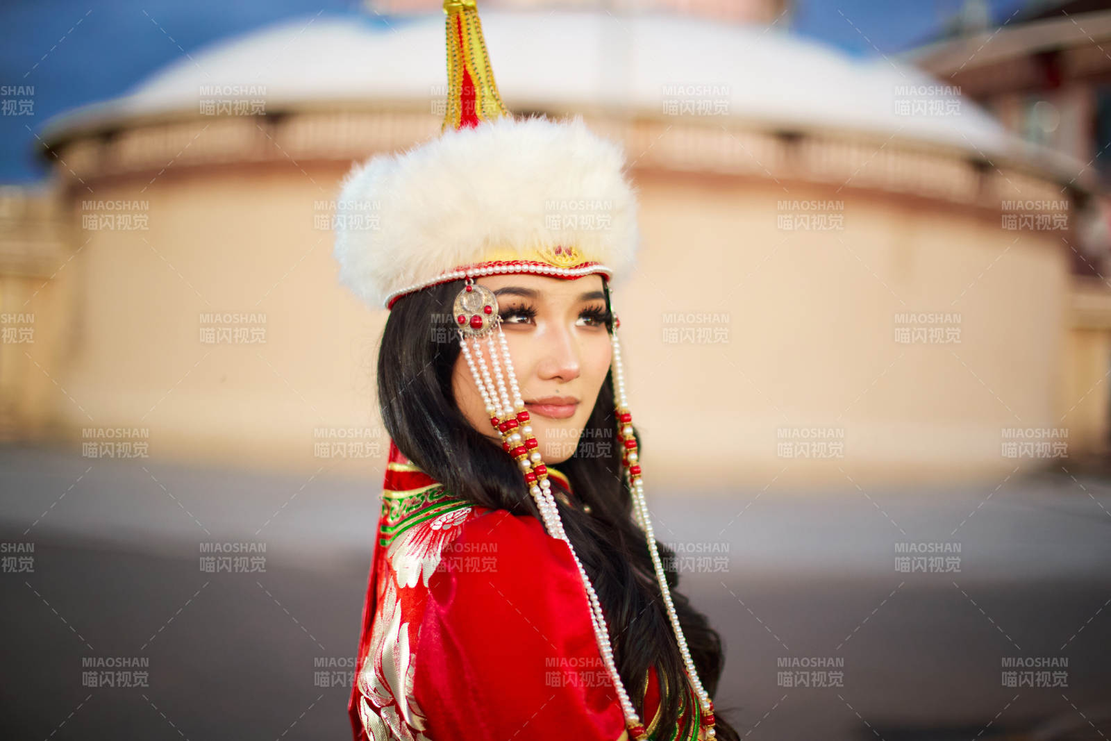 身穿蒙古族部落華麗傳統服飾的蒙族姑娘