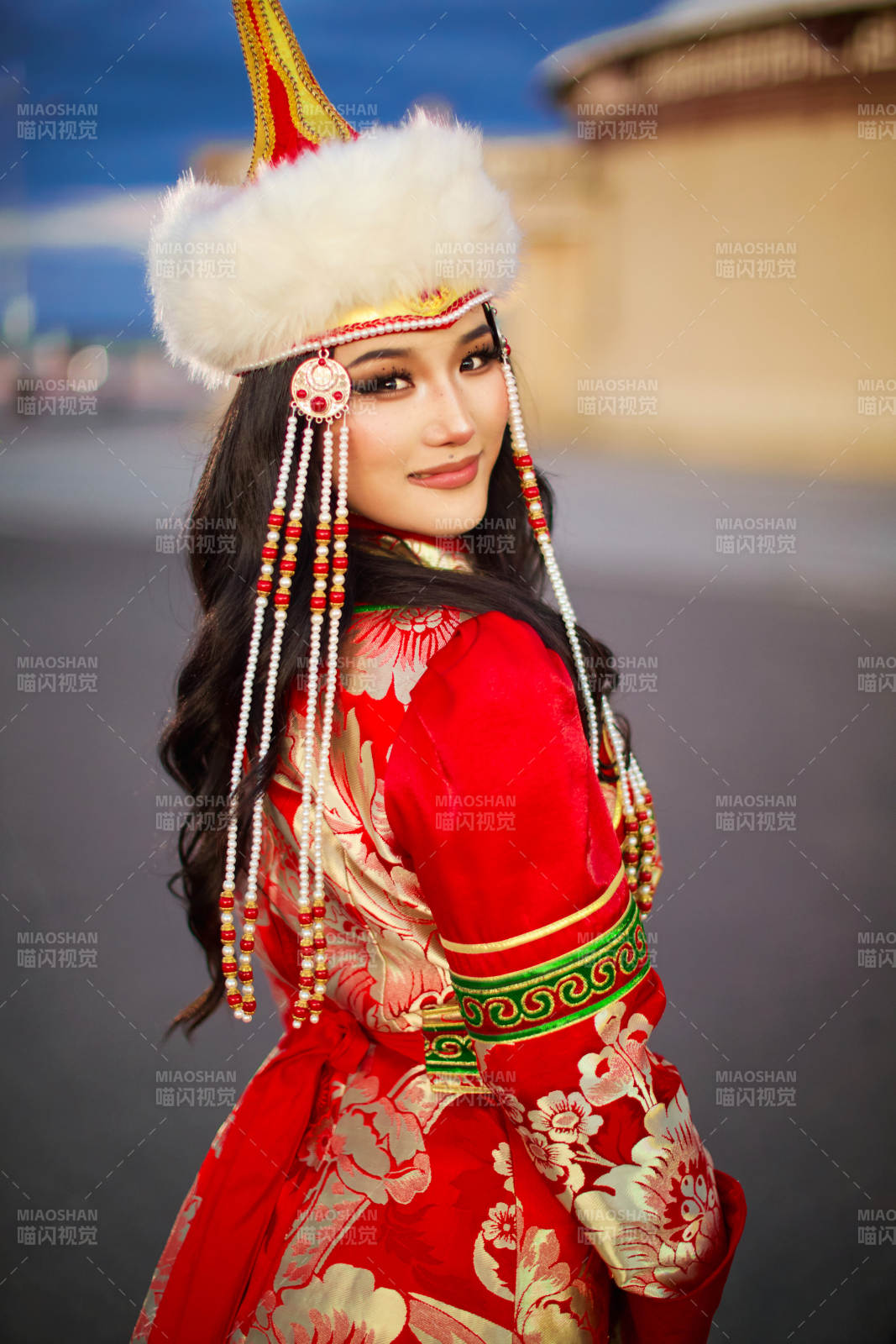 身穿蒙古族部落華麗傳統服飾的蒙族姑娘