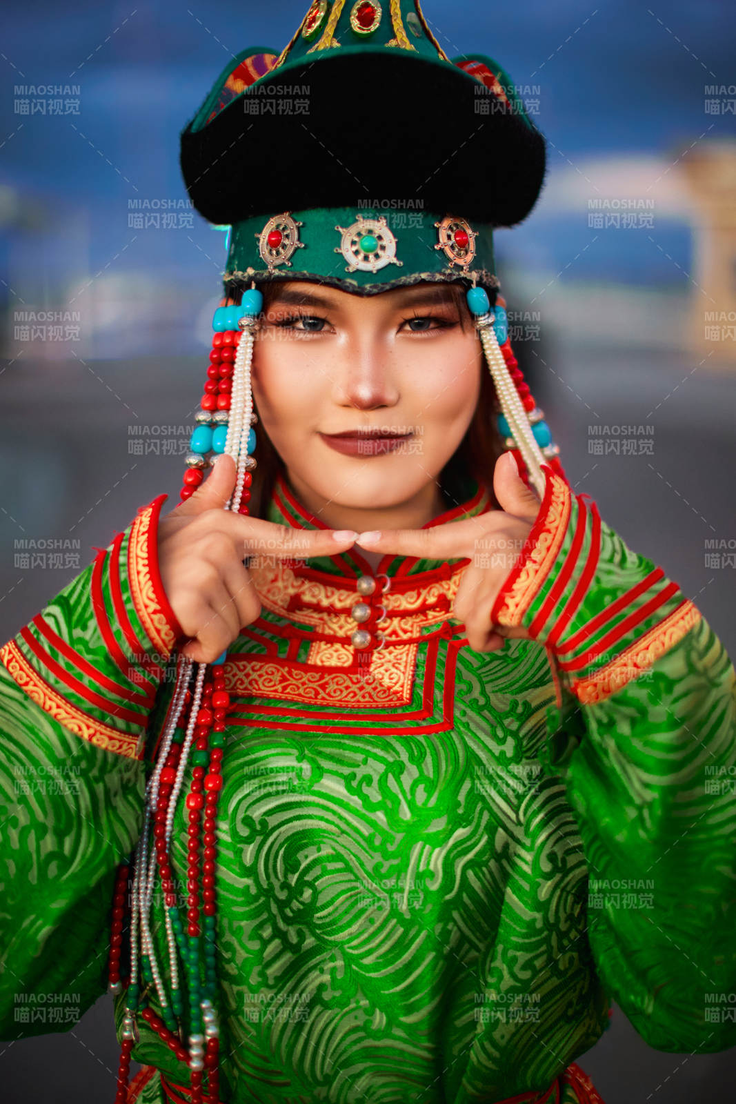 身穿蒙古族部落華麗傳統服飾的蒙族姑娘