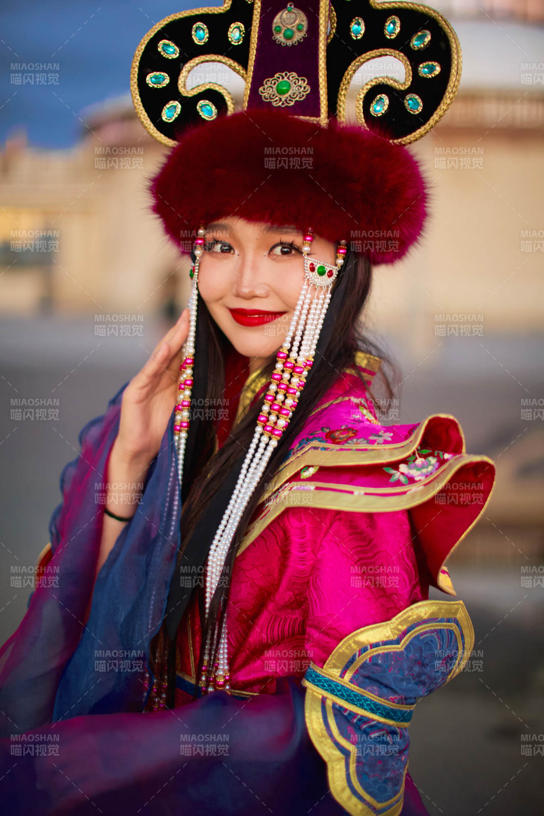 身穿蒙古族部落华丽传统服饰的蒙族姑娘