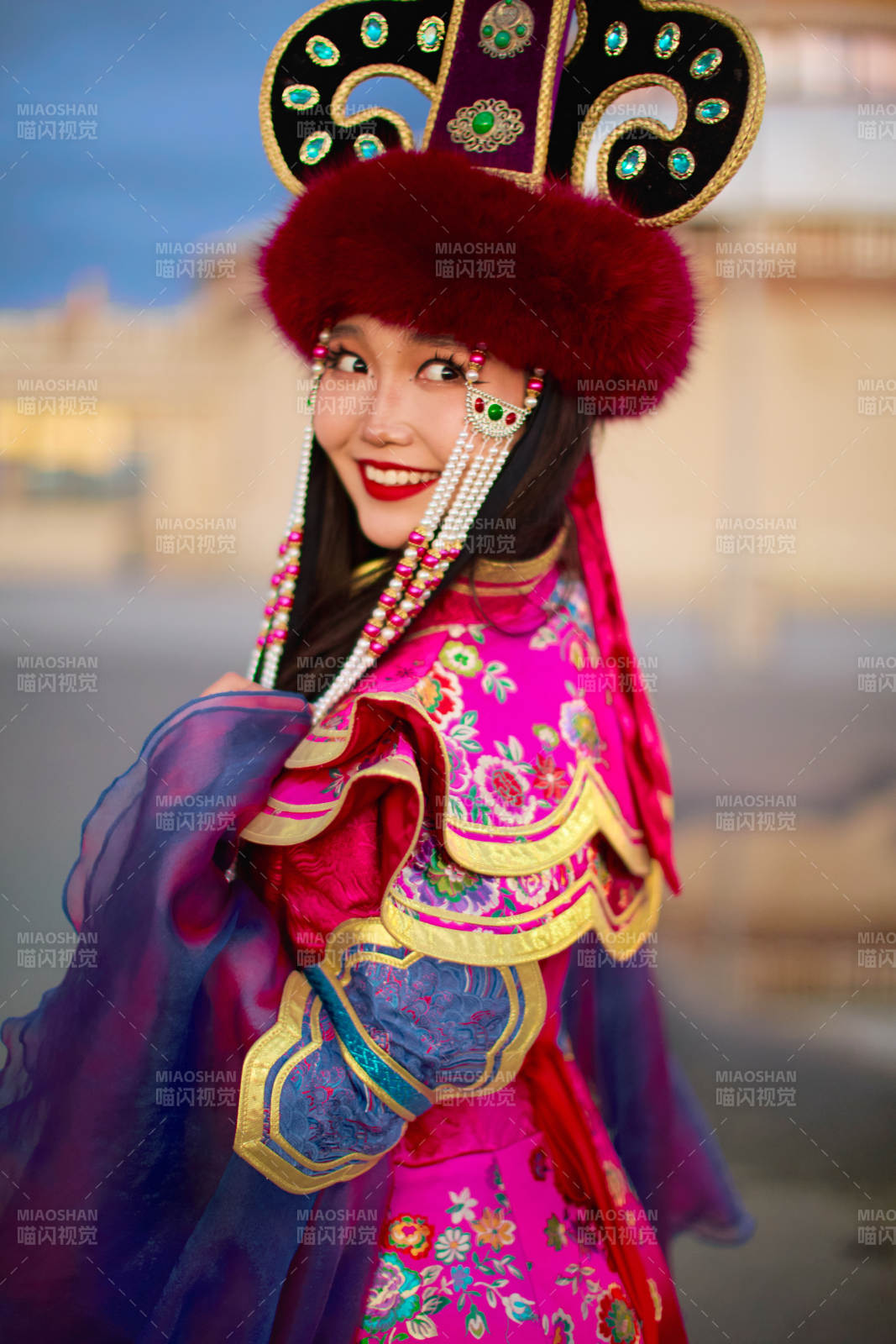 身穿蒙古族部落華麗傳統(tǒng)服飾的蒙族姑娘