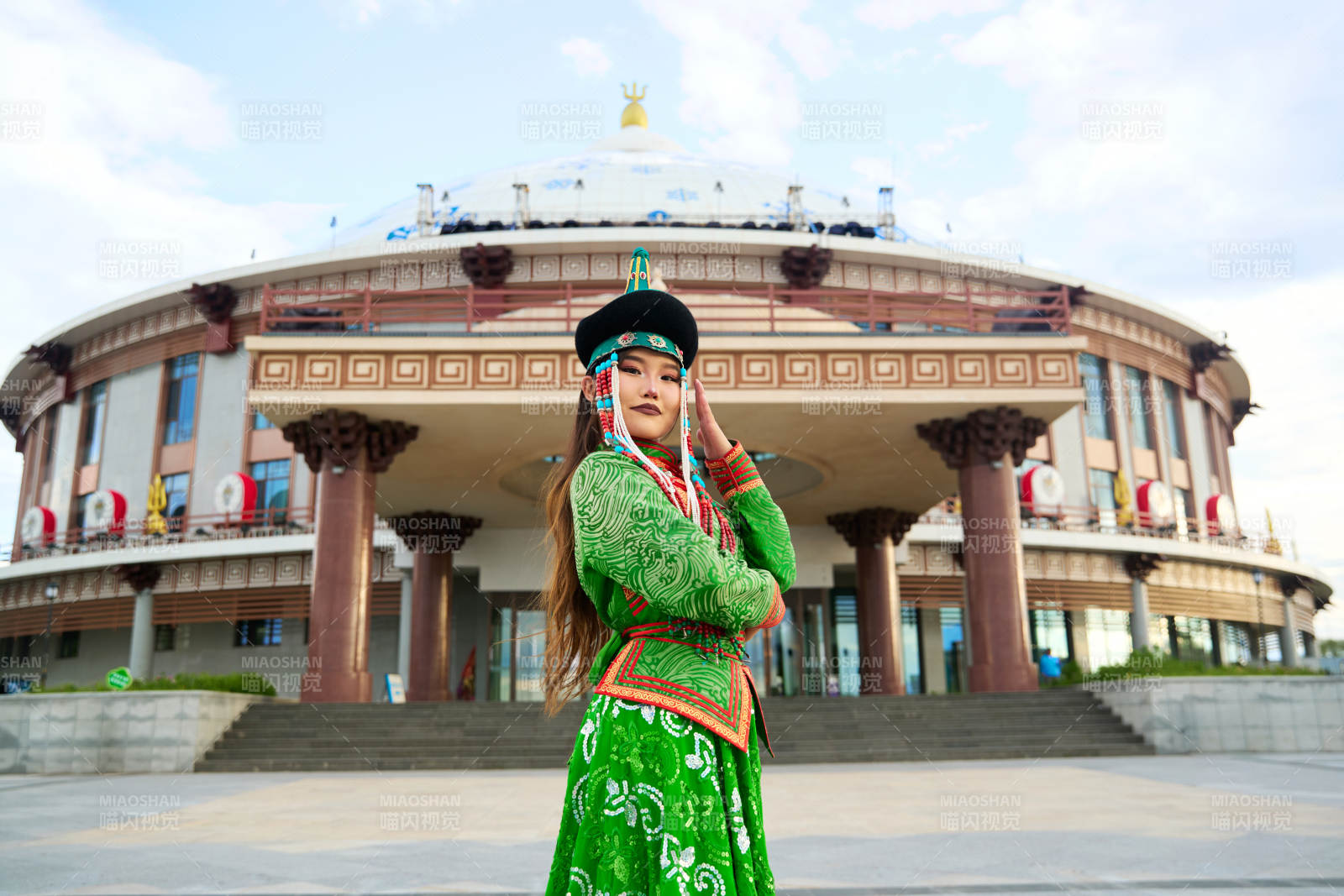 身穿蒙古族巴爾虎部落傳統服飾的蒙族姑娘