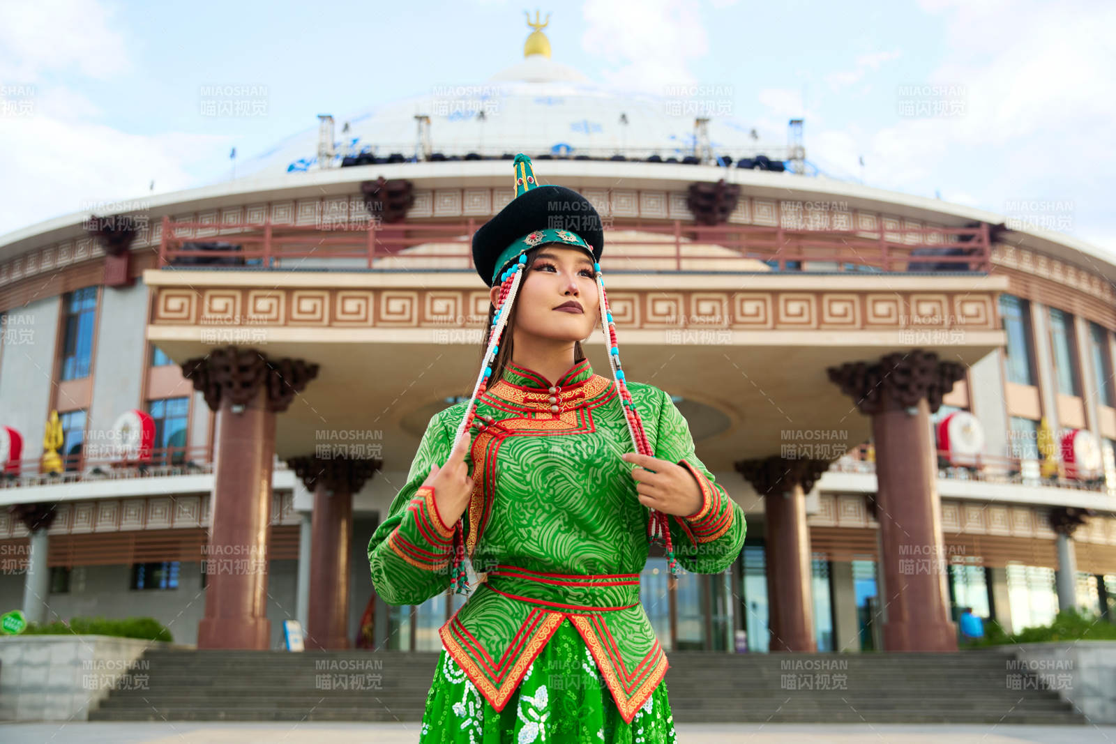 身穿蒙古族巴尔虎部落传统服饰的蒙族姑娘