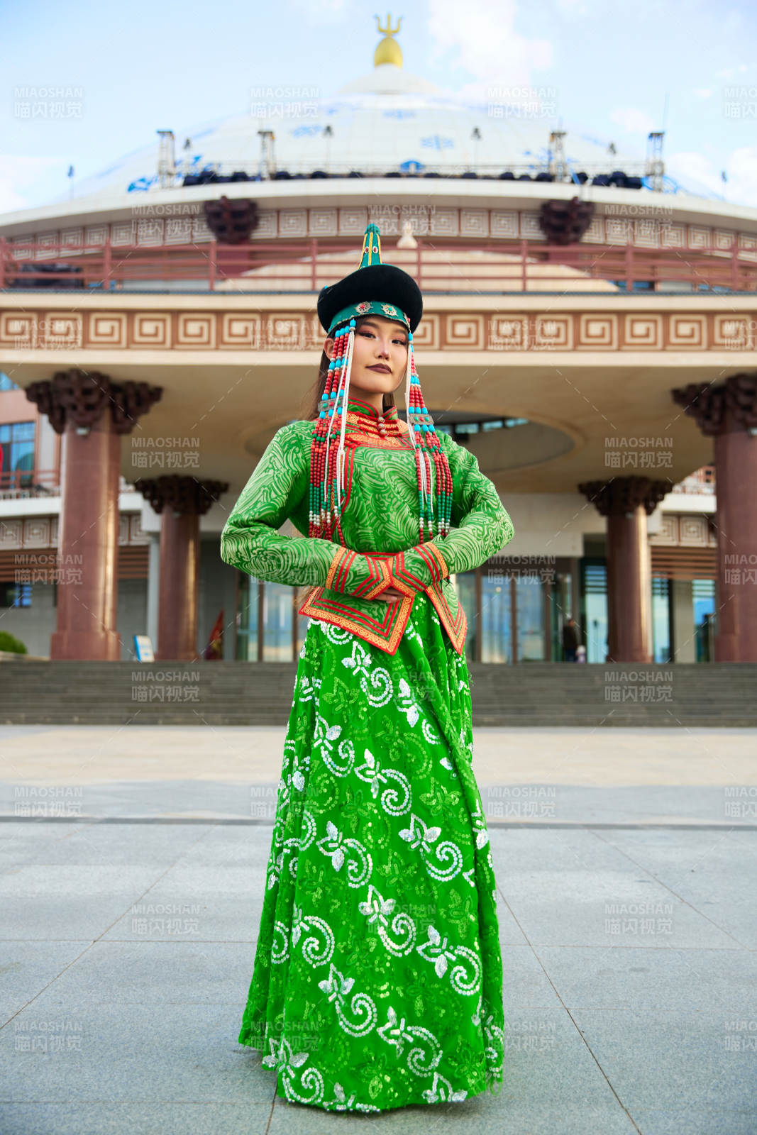身穿蒙古族巴爾虎部落傳統(tǒng)服飾的蒙族姑娘
