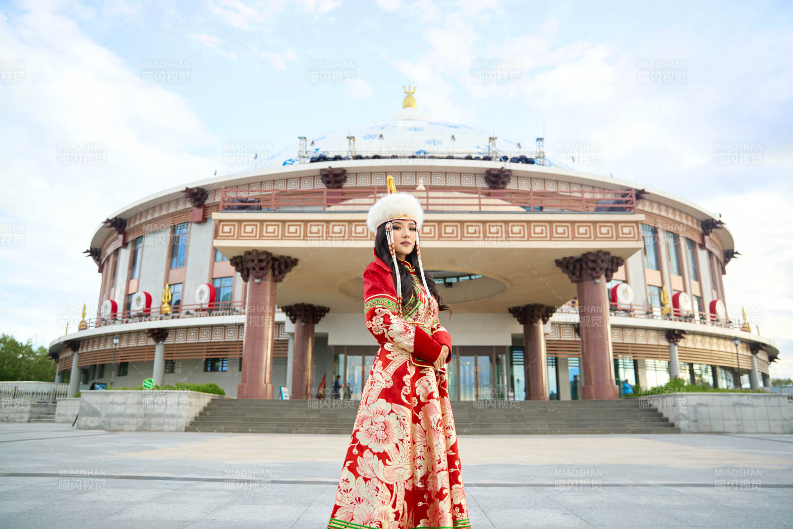 穿著蒙古族鄂爾多斯部落傳統服飾的蒙族姑娘