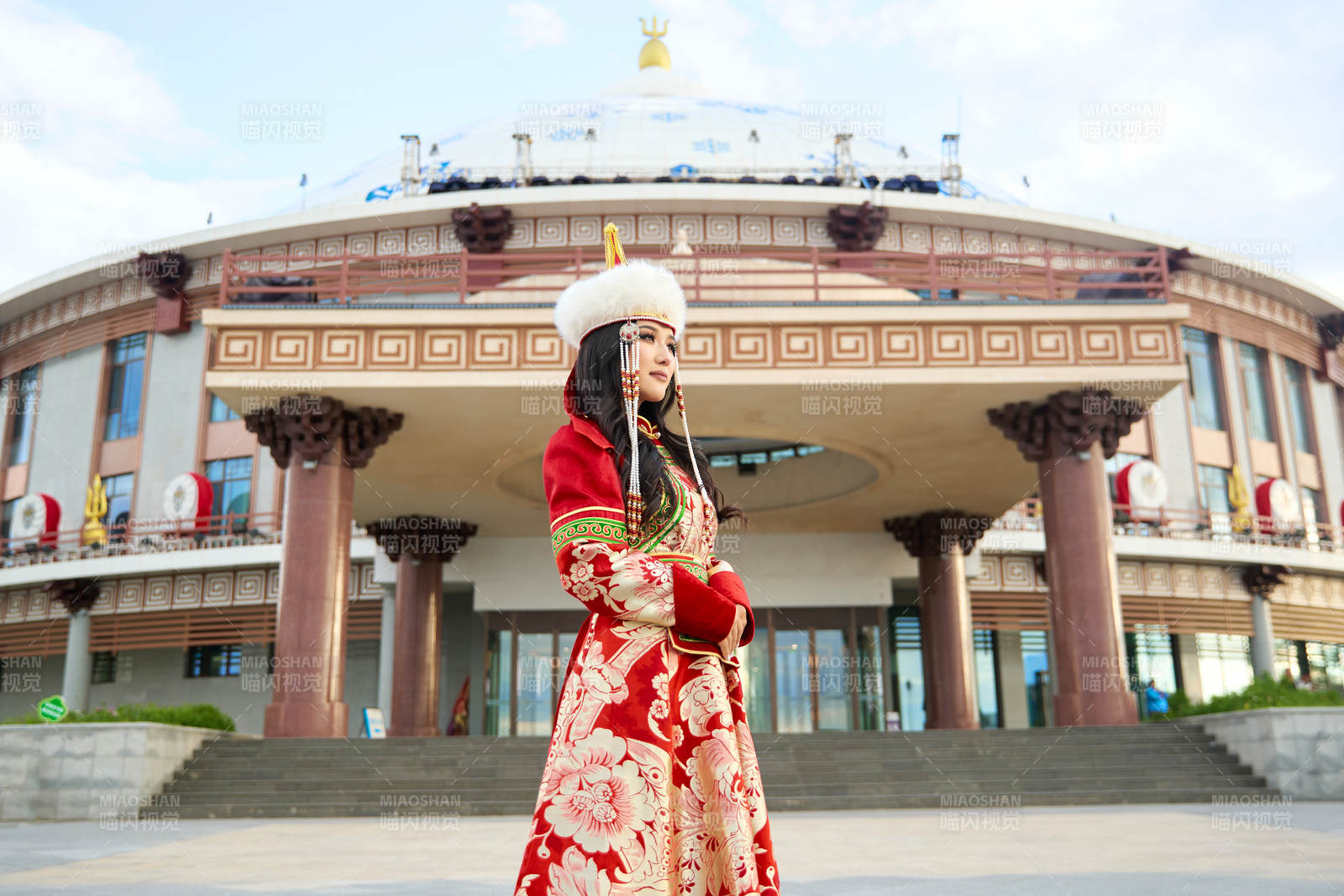 穿著蒙古族鄂爾多斯部落傳統(tǒng)服飾的蒙族姑娘