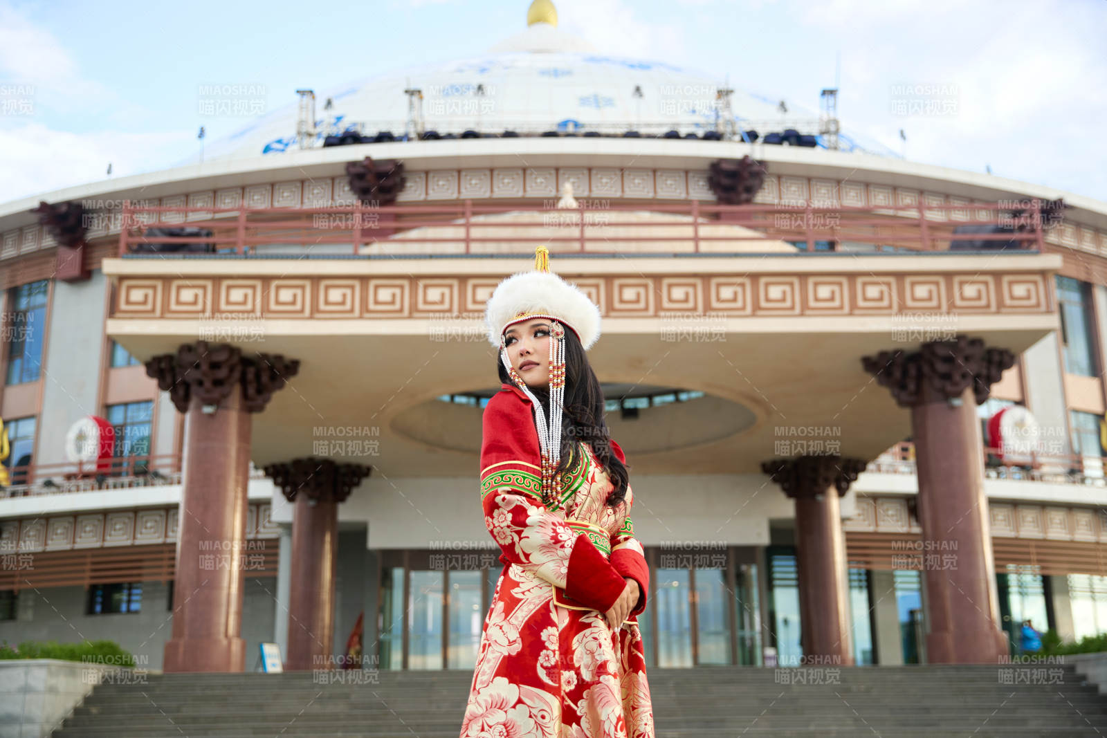 穿著蒙古族鄂爾多斯部落傳統(tǒng)服飾的蒙族姑娘