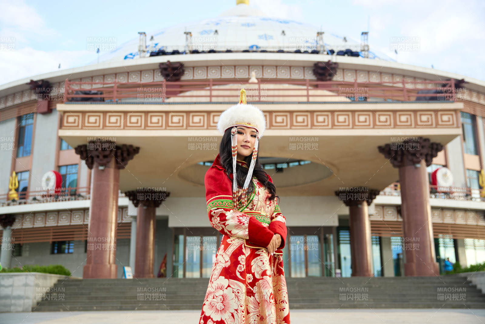 穿著蒙古族鄂爾多斯部落傳統(tǒng)服飾的蒙族姑娘