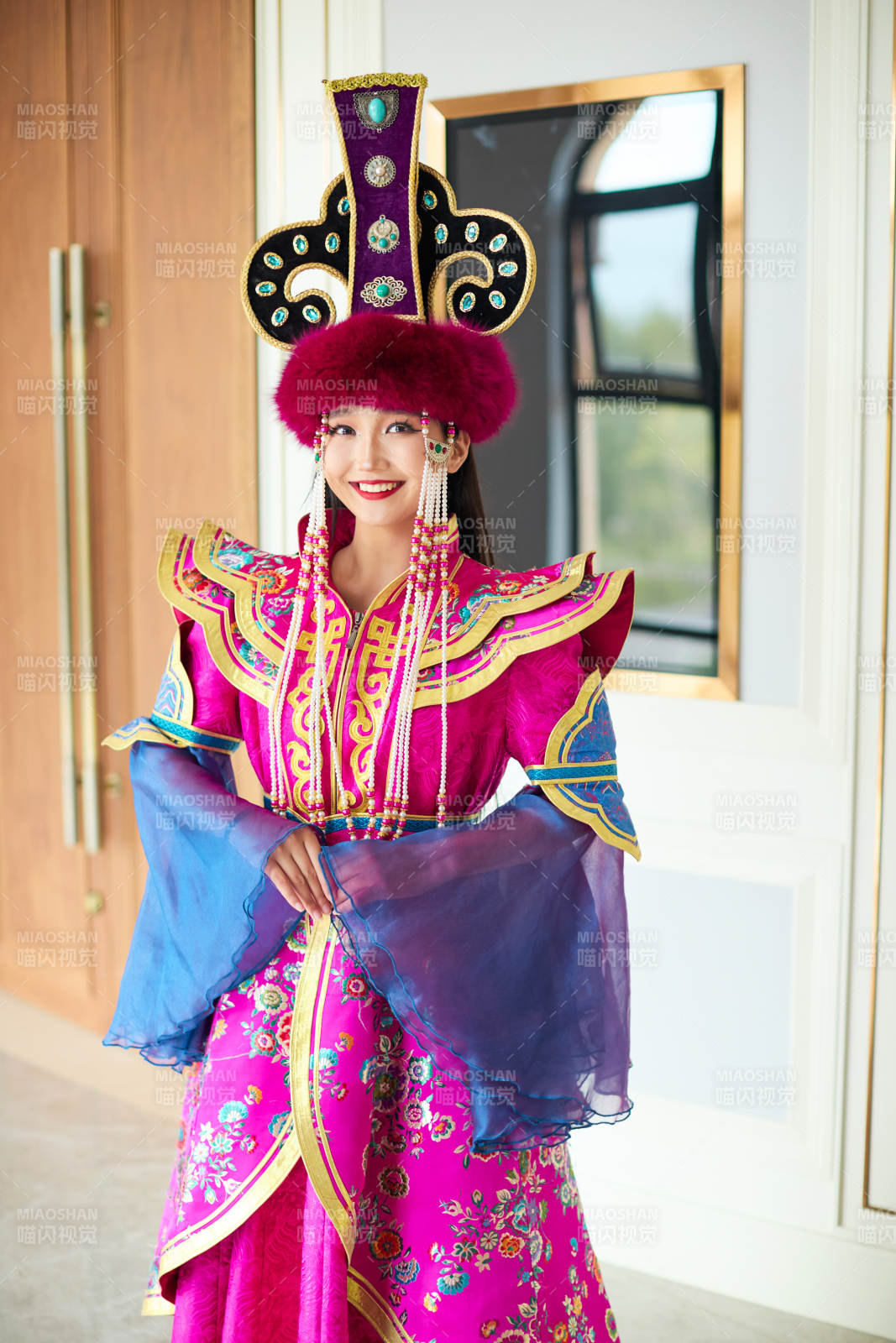 穿著華麗蒙族服飾的蒙古族年輕女性在室內