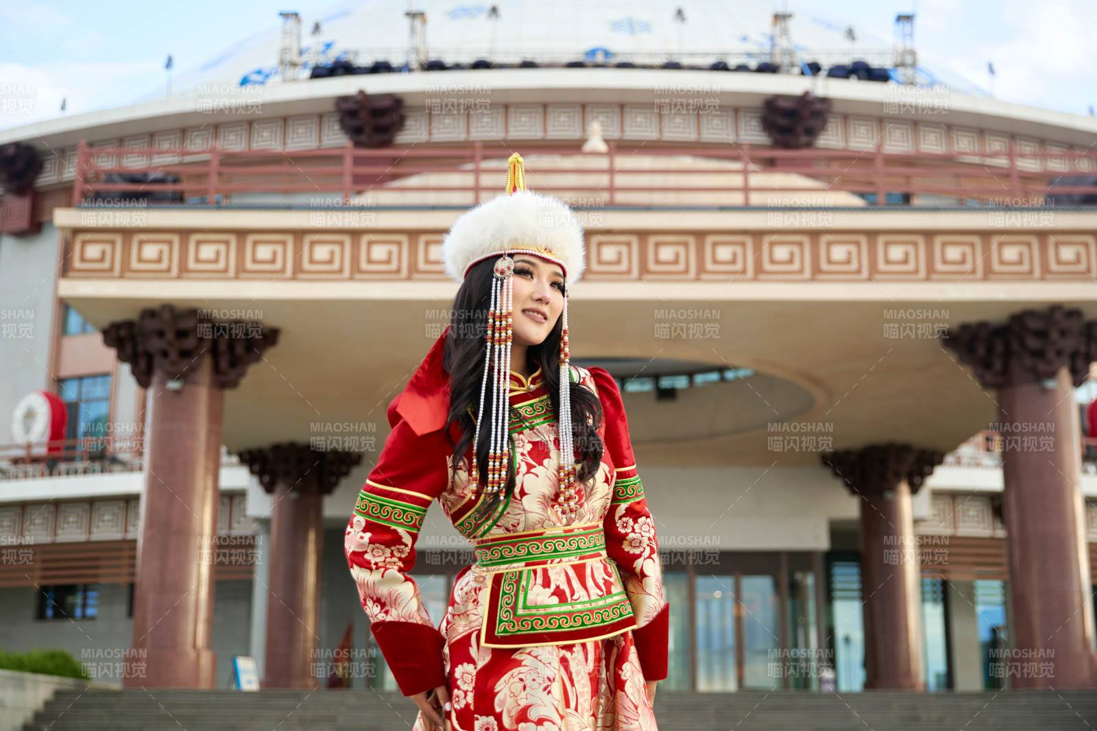 穿著蒙古族鄂爾多斯部落傳統服飾的蒙族姑娘