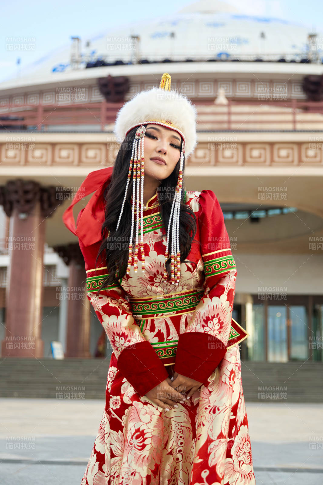 穿著蒙古族鄂爾多斯部落傳統(tǒng)服飾的蒙族姑娘