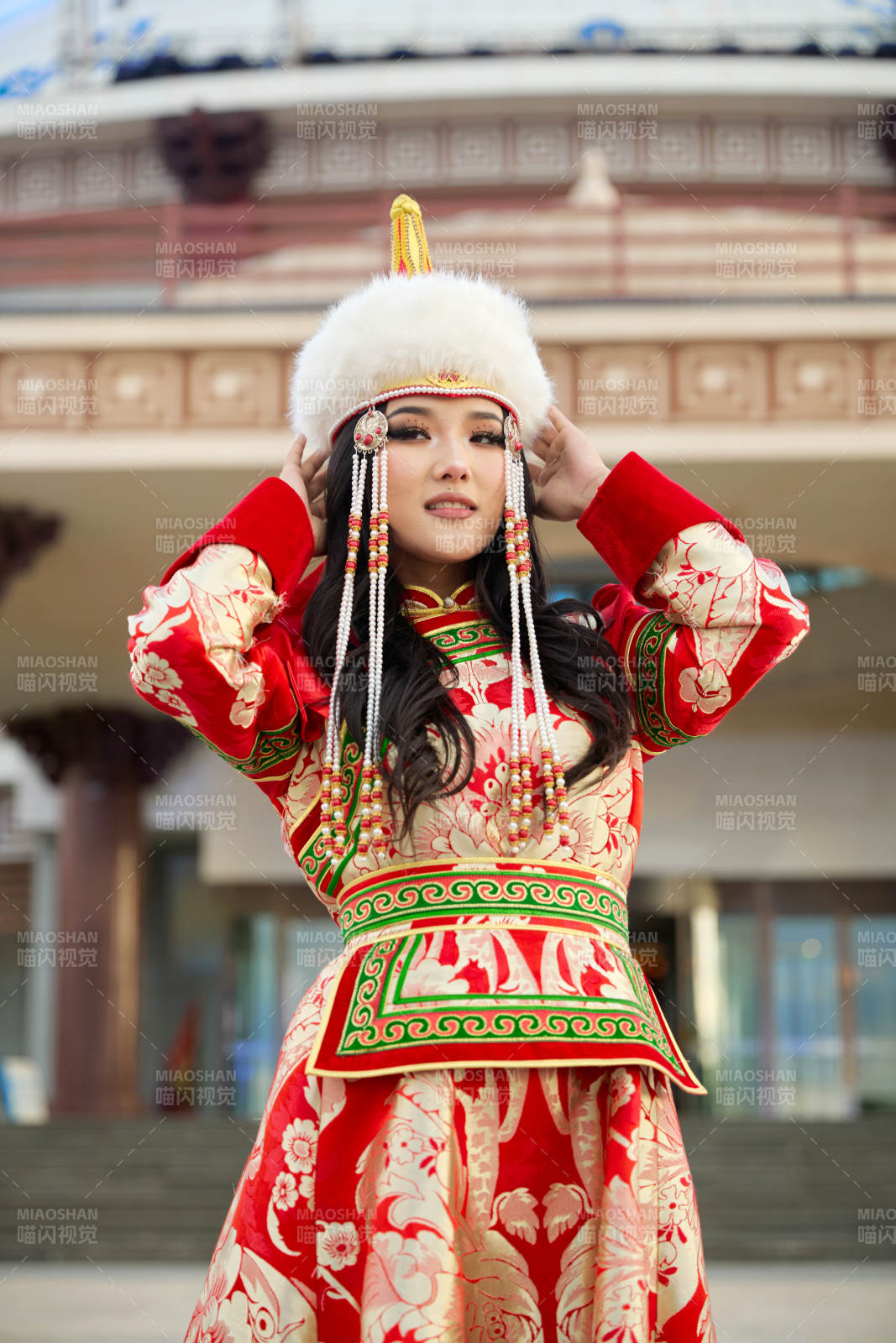 穿著蒙古族鄂爾多斯部落傳統服飾的蒙族姑娘