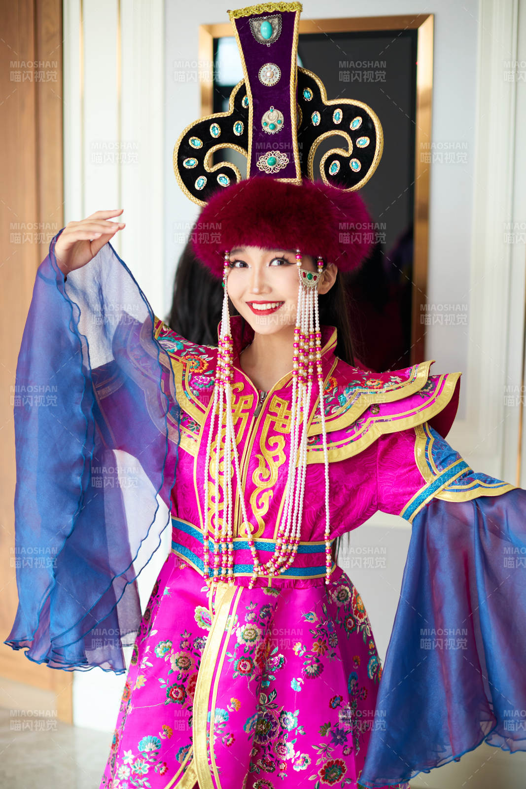 穿着华丽蒙族服饰的蒙古族年轻女性在室内