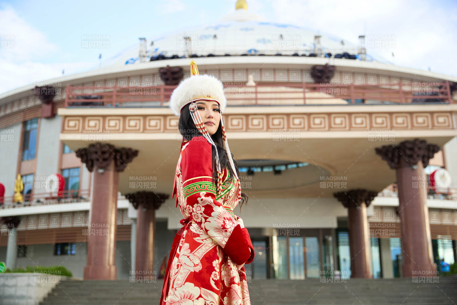 穿著蒙古族鄂爾多斯部落傳統服飾的蒙族姑娘