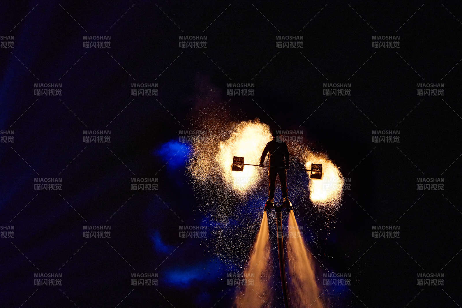 创新非遗表演项目水上飞人火壶表演