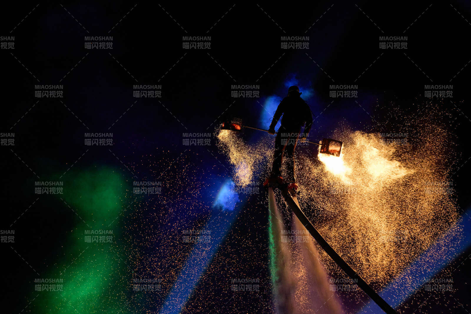 创新非遗表演项目水上飞人火壶表演