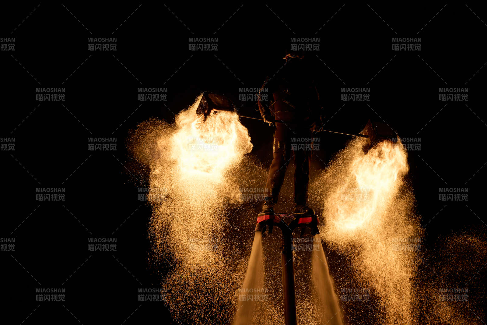 创新非遗表演项目水上飞人火壶表演