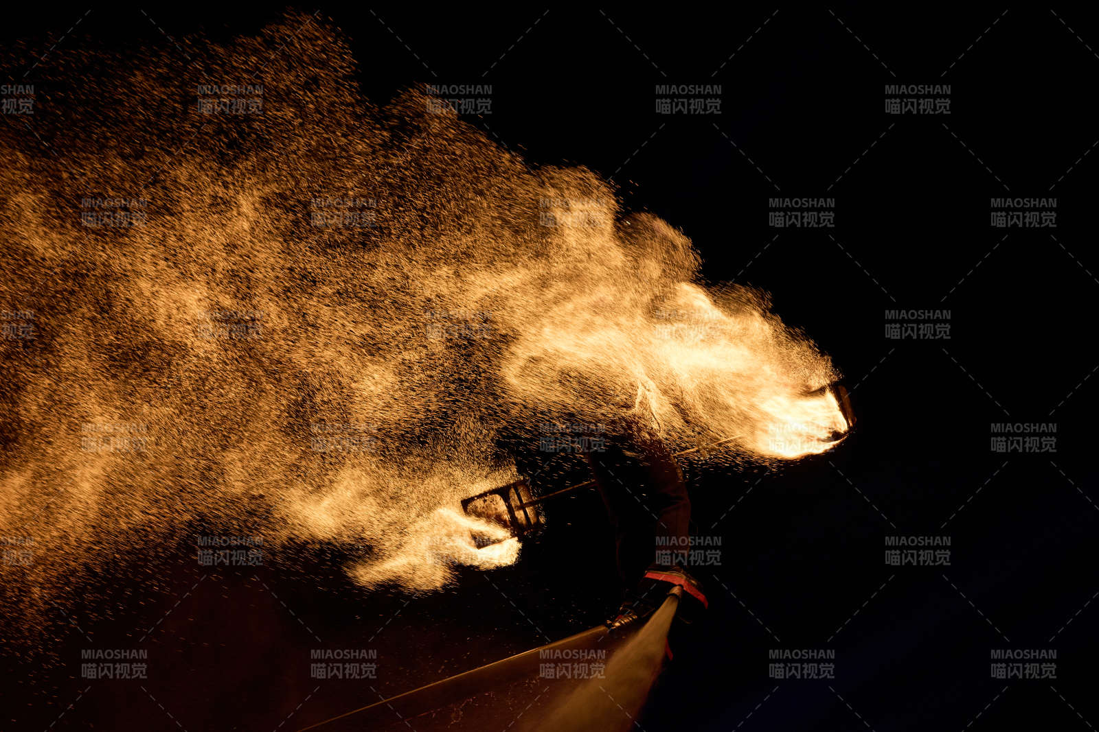 创新非遗表演项目水上飞人火壶表演