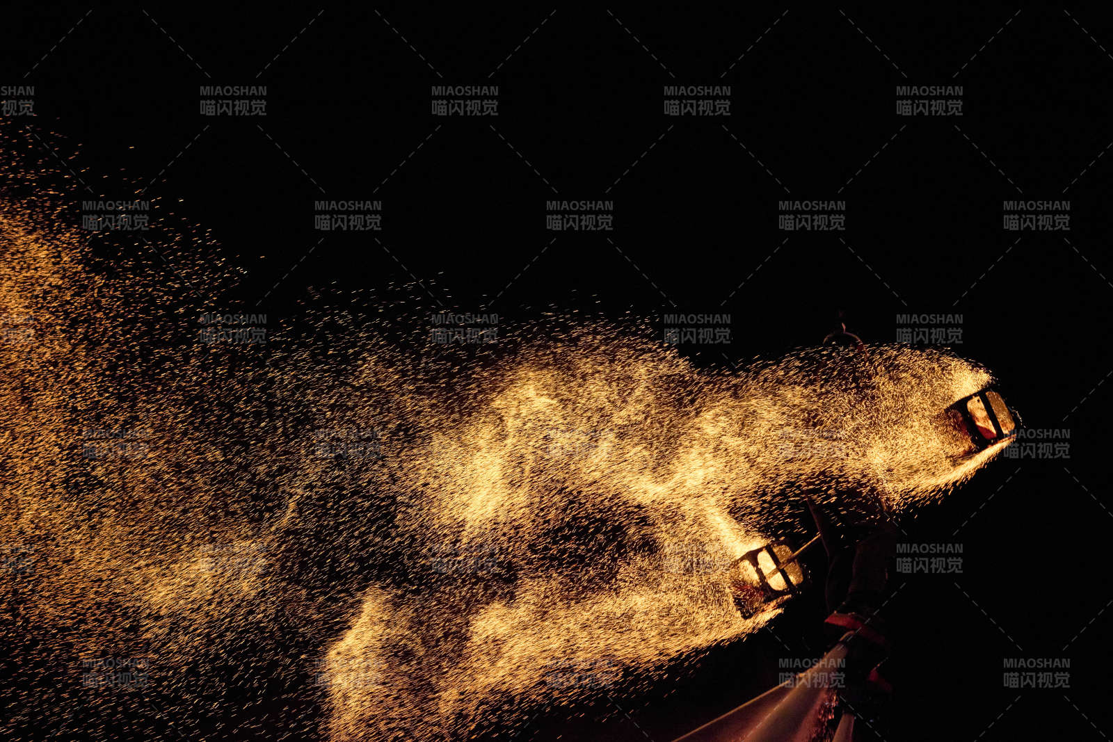 创新非遗表演项目水上飞人火壶表演