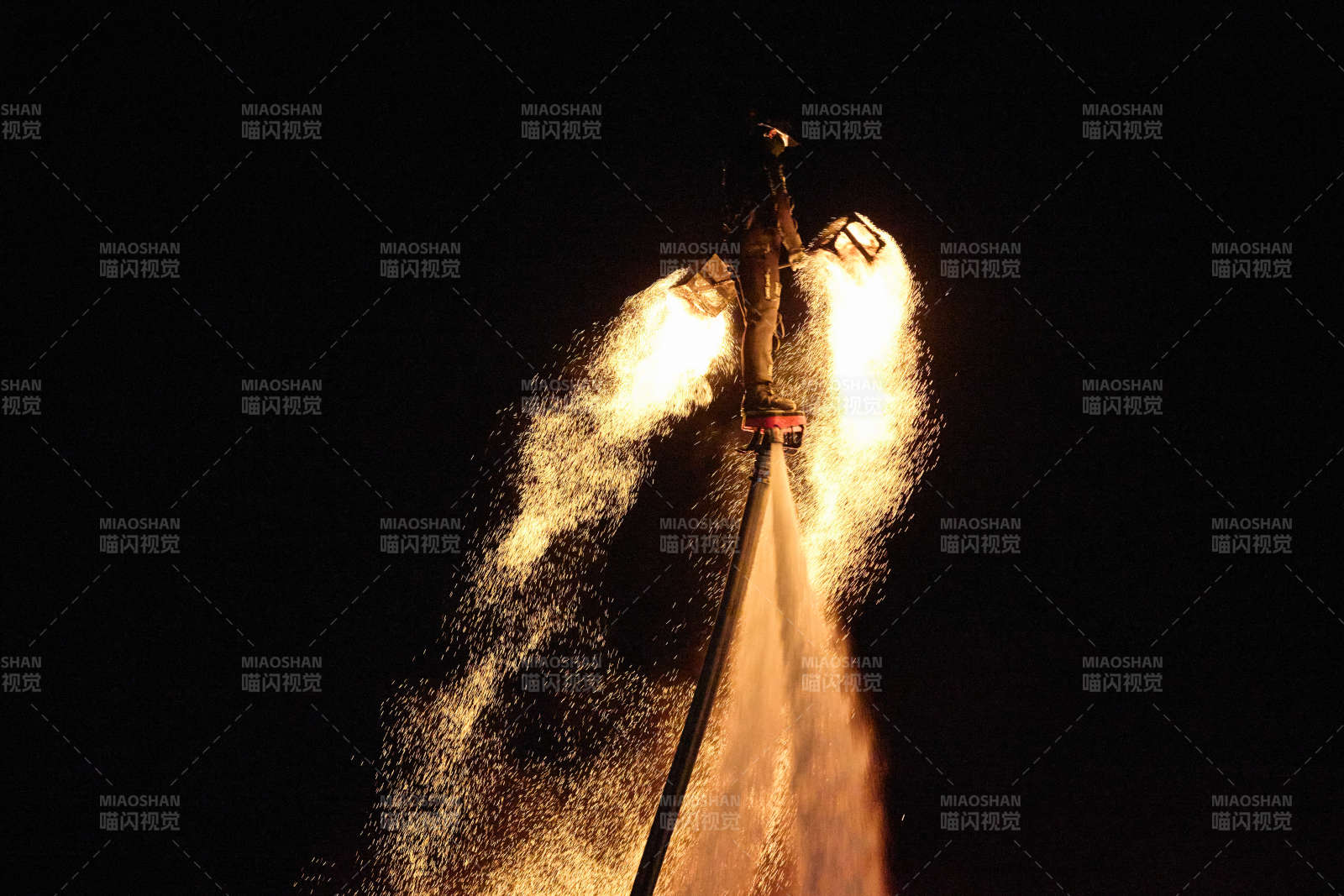 创新非遗表演项目水上飞人火壶表演